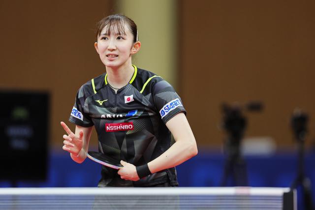 草地上啄食 草地上啄食