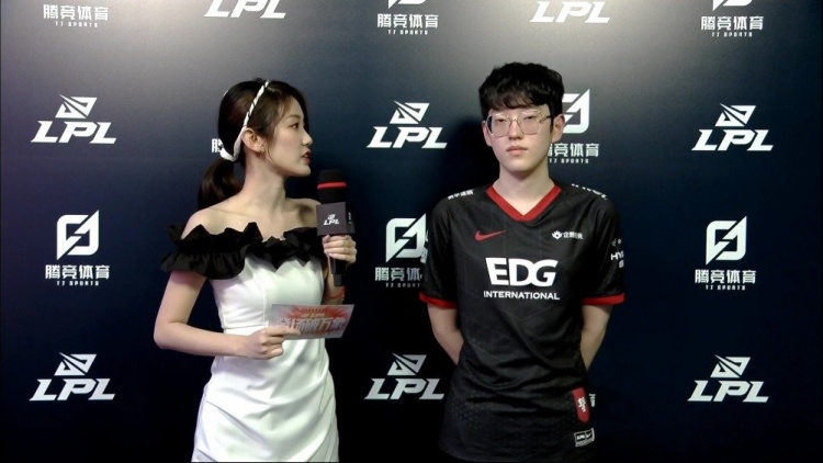 她时常会与 她时常会与